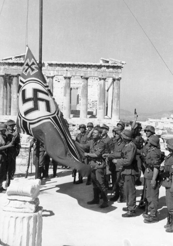 Soldados alemanes izando la bandera de guerra alemana sobre la Acrópolis