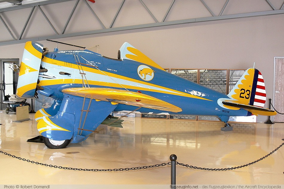 P-26A Nº de Serie 1899 33-123, conservado en el Museo de la Fama en Chino, California