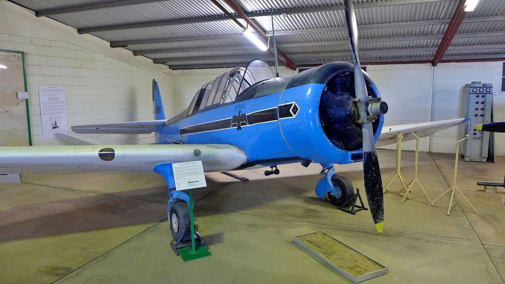 Commonwealth CA-6 Wackett VH-BEC conservado en el Central Australian Aviation Museum