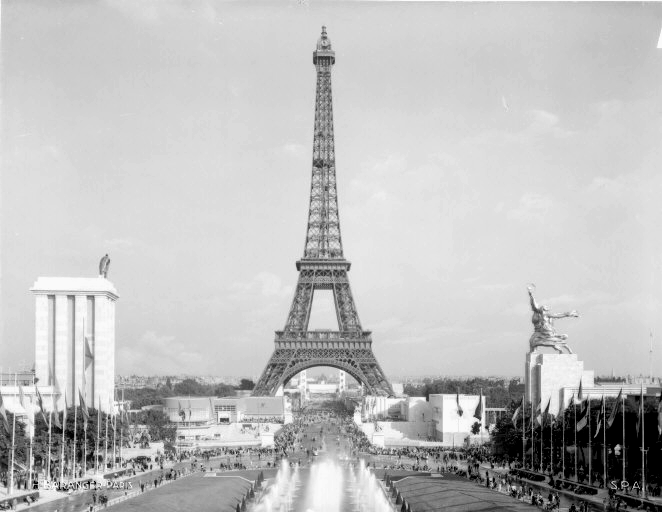 Pabellón alemán de Speer, izquierda frente al pabellón soviético, derecha en la Exposición Internacional de París de 1937