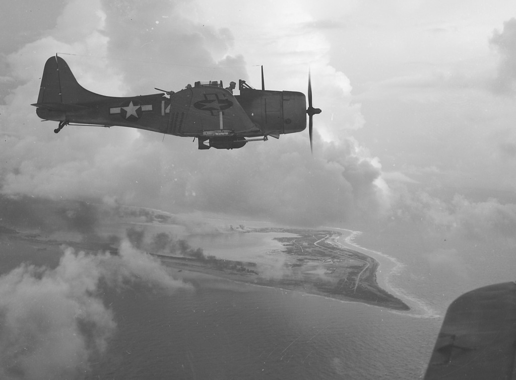 Douglas SBD-5 Dauntless del USS Yorktown CV-10 sobrevolando las Islas Wake