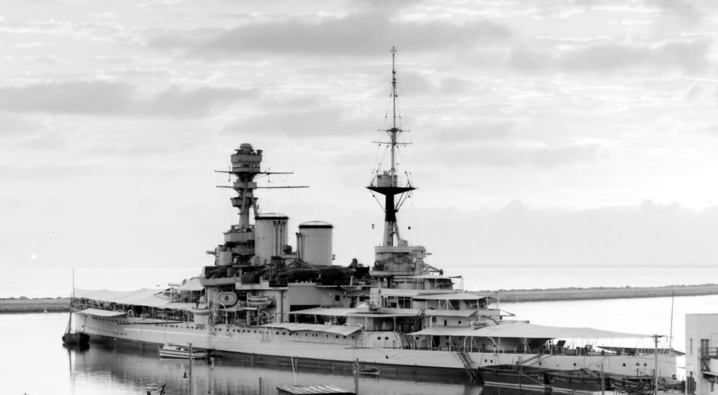 HMS Repulse en Haifa. Julio de 1938