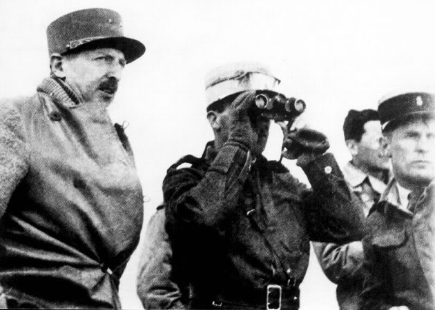 El general Koenig acompañado de sus oficiales divisando el frente
