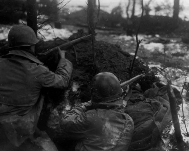 Fusileros del 393º de Infantería de la 90ª División durante los combates en torno a Rocherath
