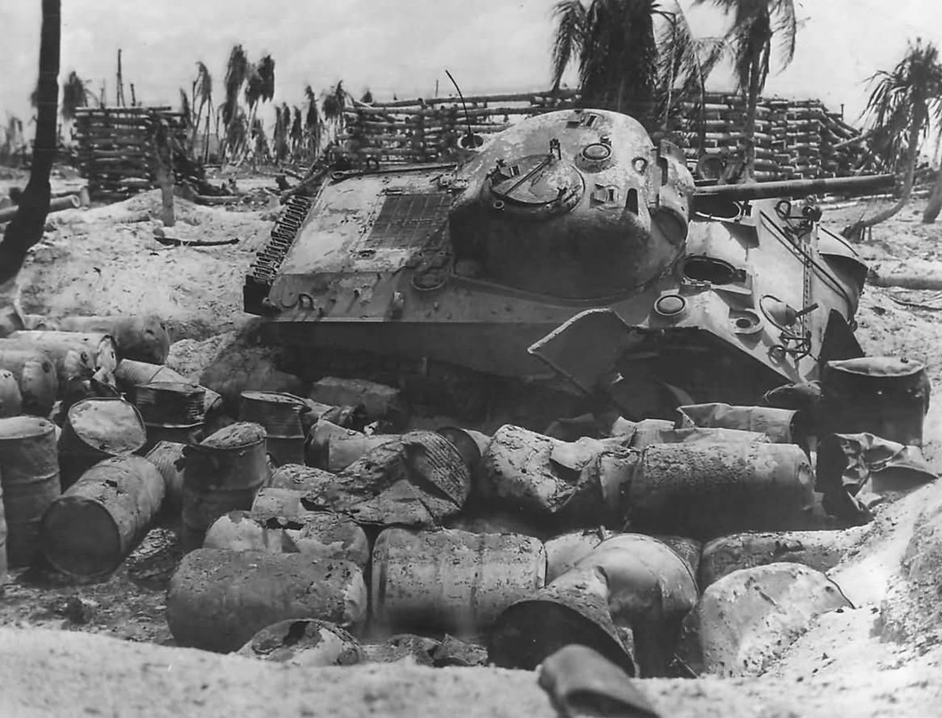 Sherman M4 fuera de combate en Tarawa, 1943