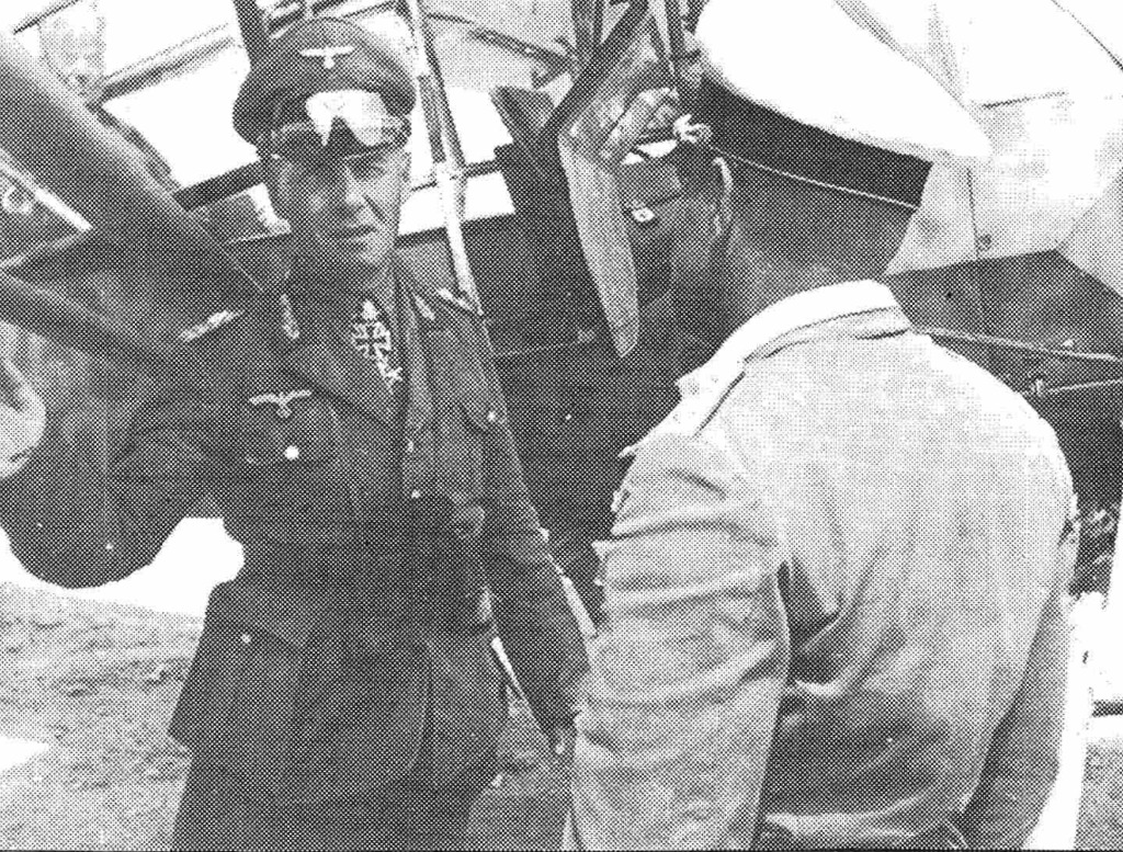 El General Erwin Rommel conversa con un Capitán de la Luftwaffe, piloto de un Storch de Reconocimiento