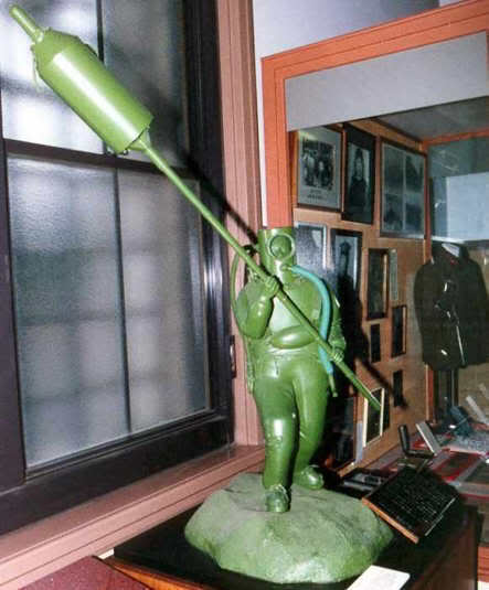 Una estatua en el museo de guerra de Yushukan en Tokio que representa a un fukuryu sosteniendo una mina con una lanza