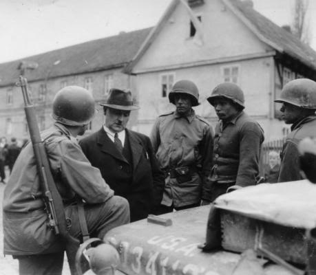 Estos soldados de la 90 División discuten con el alcalde de la ciudad alemana de Oberhausen la lista de peticiones para la rendición de la ciudad. La foto se tomó en Abril de 1945.