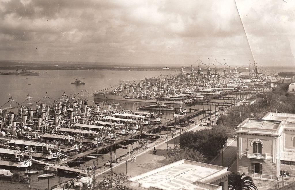 La base naval de Tarento a mediados de la década de 1930 La base naval de Tarento a mediados de la década de 1930