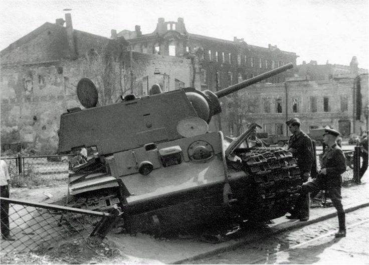 Inspeccionando los restos de un tanque KV-1 ruso destruido en las calles de Rostov