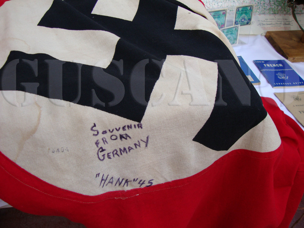 Bandera alemana capturada por un soldado estadounidense que la ha firmado
