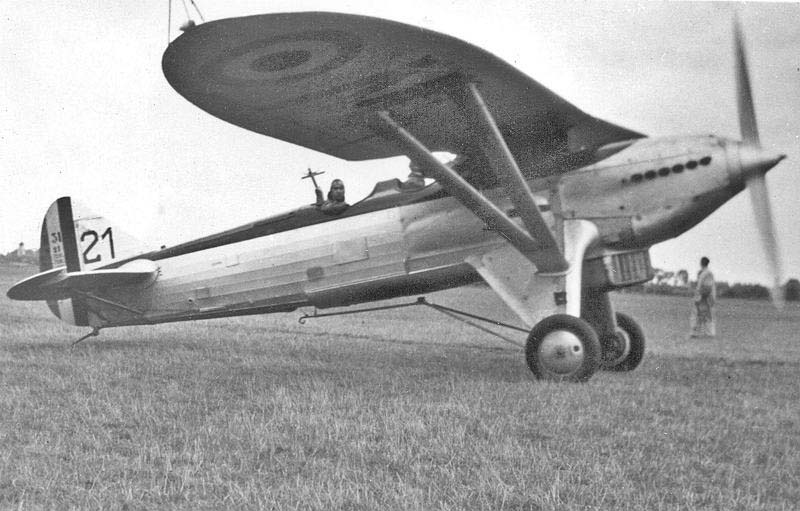 Renard R-31 N-21 en el campo de aviación de Wevelgem, en julio de 1937
