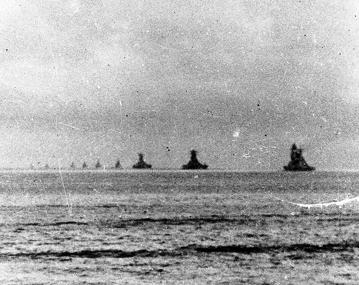 La flota del Almirante Kurita abandonando Brunei en fila rumbo a Filipinas, el 22-10-1944, en primer plano el IJN Nagato, en segundo plano, el IJN Musashi y el IJN Yamato, más adelante los Cruceros IJN Maya, IJN Chokai, IJN Takao, IJN Atago, IJN Haguro y IJN Myoko