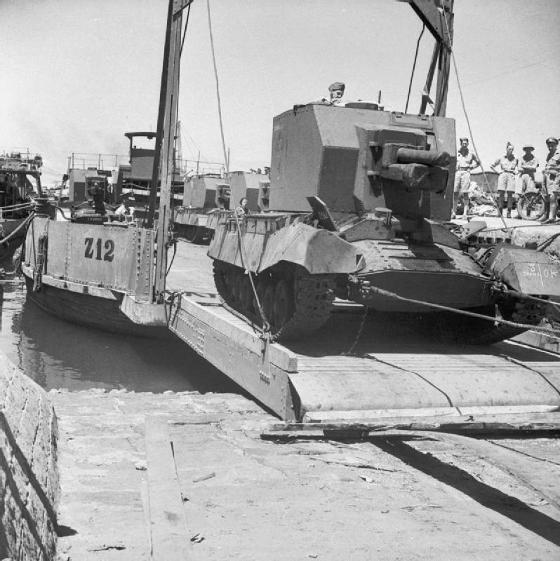 Un Bishop perteneciente al 8th Armoured Division en Port Tewfik, Egipto, el 10 de julio de 1942