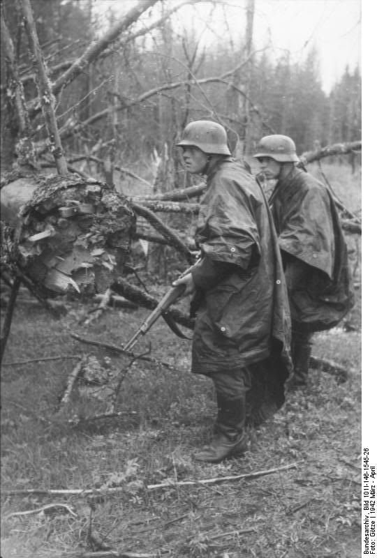 Patrulla de soldados alemanes en Rusia, portando un Kar98k