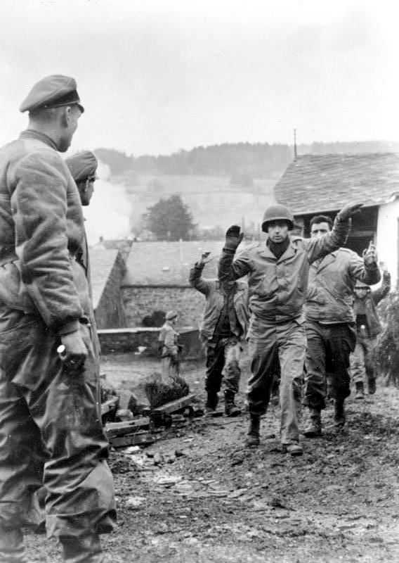 Soldados estadounidenses tomados prisioneros por los alemanes en la ciudad de Stoumont, Bélgica el 19 de diciembre de 1944. Tercer batallón del 119º de Infantería estadounidense por el Kampfgruppe Peiper en La Gleize