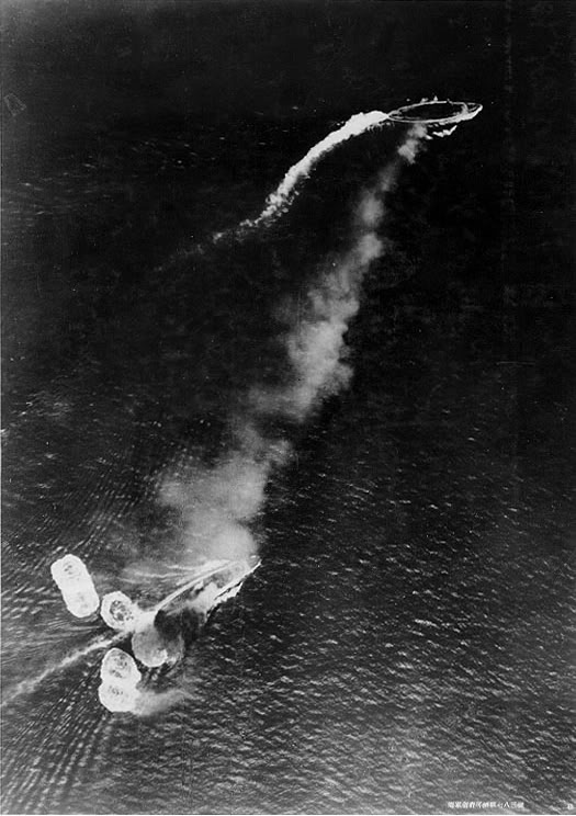 Imagen del HMS Repulse sufriendo el castigo del bombardeo japonés, poco antes de su hundimiento