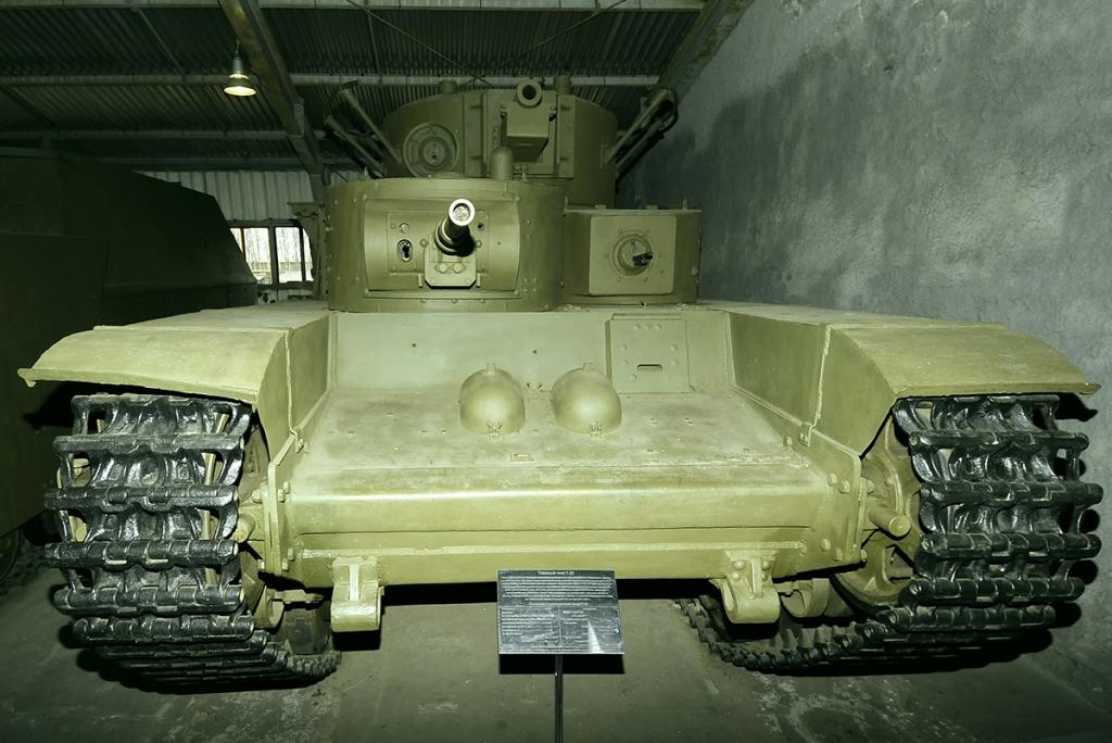 Frontal de un T-35 conservado en el Museo de Blindados de Kubinka