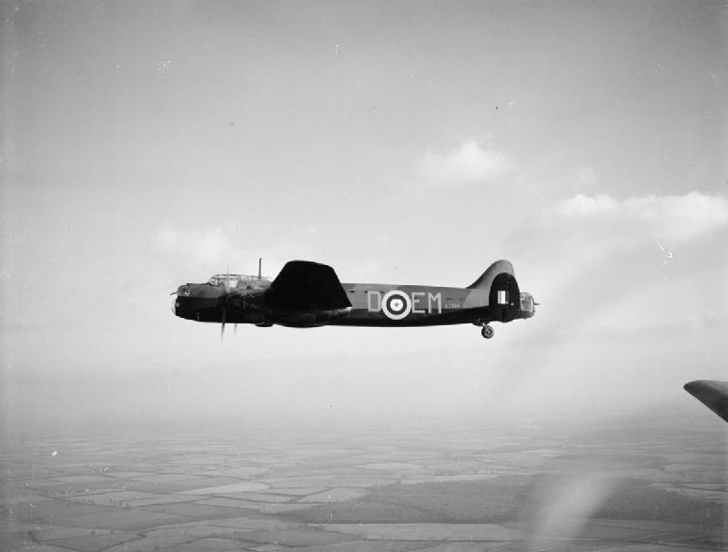 Avro Manchester Mark I, L7284 EM-D del 207º Escuadrón de la RAF con base en el Aeródromo de Waddington, Lincolnshire, en vuelo