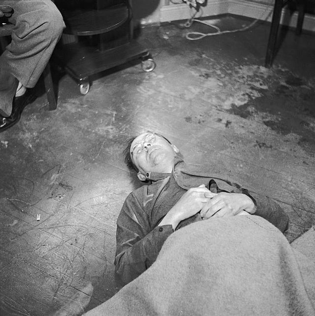 Una de las fotografías del cuerpo sin vida de Himmler