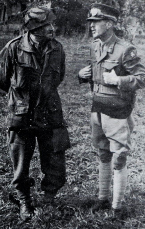 El General de División Sosabowski habla con el General de Brigada G.I. Thomas, jefe de la 43ª División, el 23 de septiembre