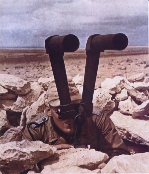 Teniente del Afrika Korps observa posiciones enemigas