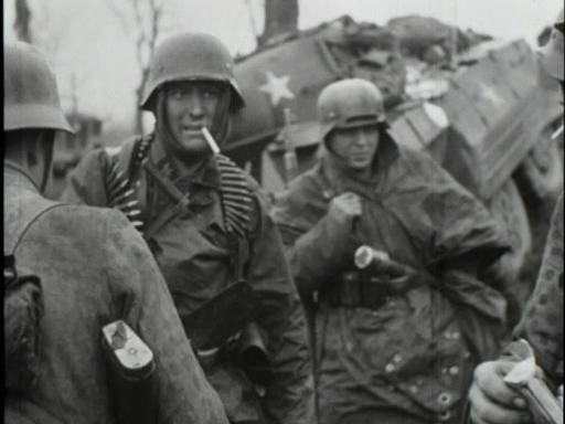 Otra secuencia menos conocidas del Schütze de las SS armado hasta los dientes y fumando cigarrillos Camel liberados. Los actores posan para el fotógrafo en una fría mañana de diciembre de 1944 en Poteau, Bélgica