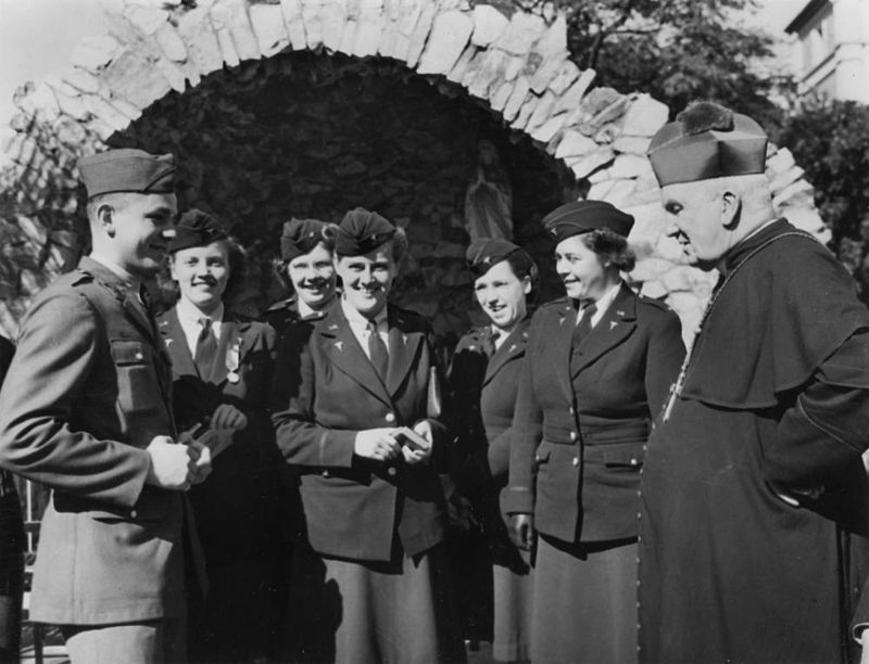 Arzobispo James Duhig Meating con enfermeras del Ejército de Estados Unido en 1944, en la Catedral de San Esteban