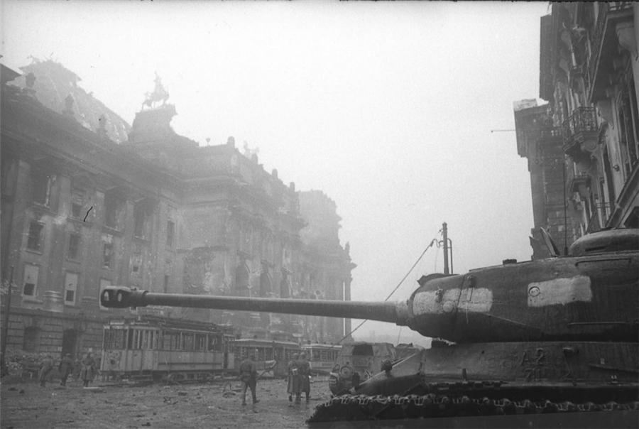 Un IS-2 en frente del Reichstag