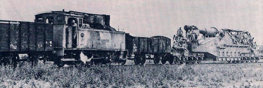 Una pieza de 320 mm Modéle 70-84 es situada en su emplazamiento por tropas francesas, que no parecen esperar ataques aéreos, en 1939. Tras la caída de Francia, estos cañones móviles fueron utilizados por los alemanes para defensa costera