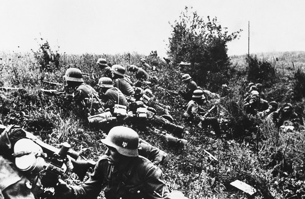 Tropas alemanas ocultas en la maleza durante los combates previos a la captura de Kiev, Ucrania, en 1941