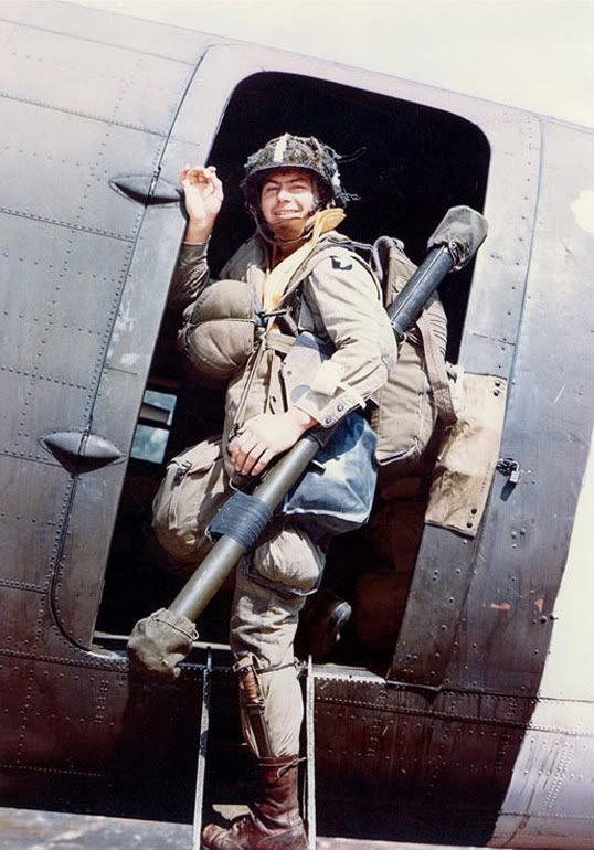 Un soldado de la 101ª División Aerotransportada subiendo al C47 durante la operación Market Garden