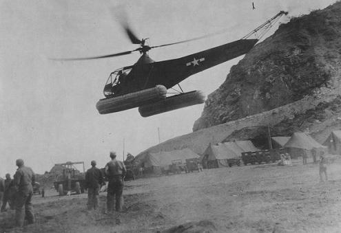 Sikorsky R-4 equipado con flotadores operando en Iwo Jima. Fotografía tomada el 23 de Marzo de 1945