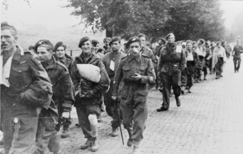 Prisioneros británicos escoltados en Arnhem