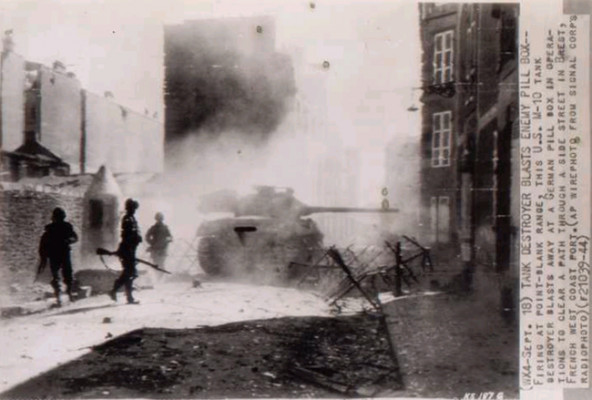 M10 dispara contra un búnker alemán durante las operaciones de limpieza de Brest, 1944
