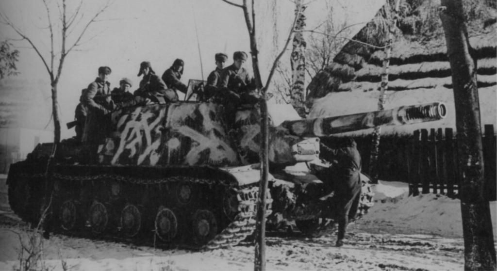 La tripulación de un SU-152 destruido posa en Kursk - 1943