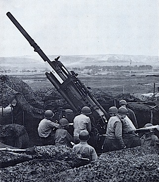 Grupo de artillería antiaérea funcionando un cañón de 90 mm M1. Cerca de la costa de Inglaterra, abril de 1944