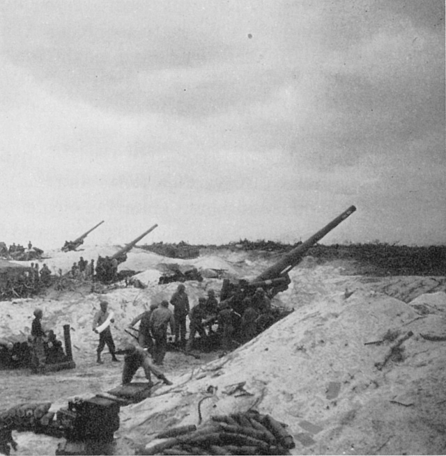 Baterías de Long Tom durante la Batalla de Okinawa, en 1945