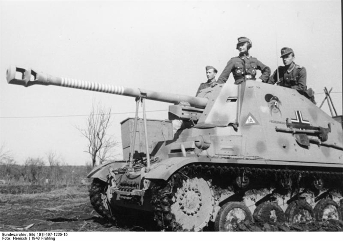 Este Marder II perteneciente al 3.Kompanie, SPzJgAbt 561 fue apodado Kohlenklau, Ladrón de Carbón, en el Frente Oriental en 1943. Las marcas de anillo en el cañón indican 19 vehículo destruidos