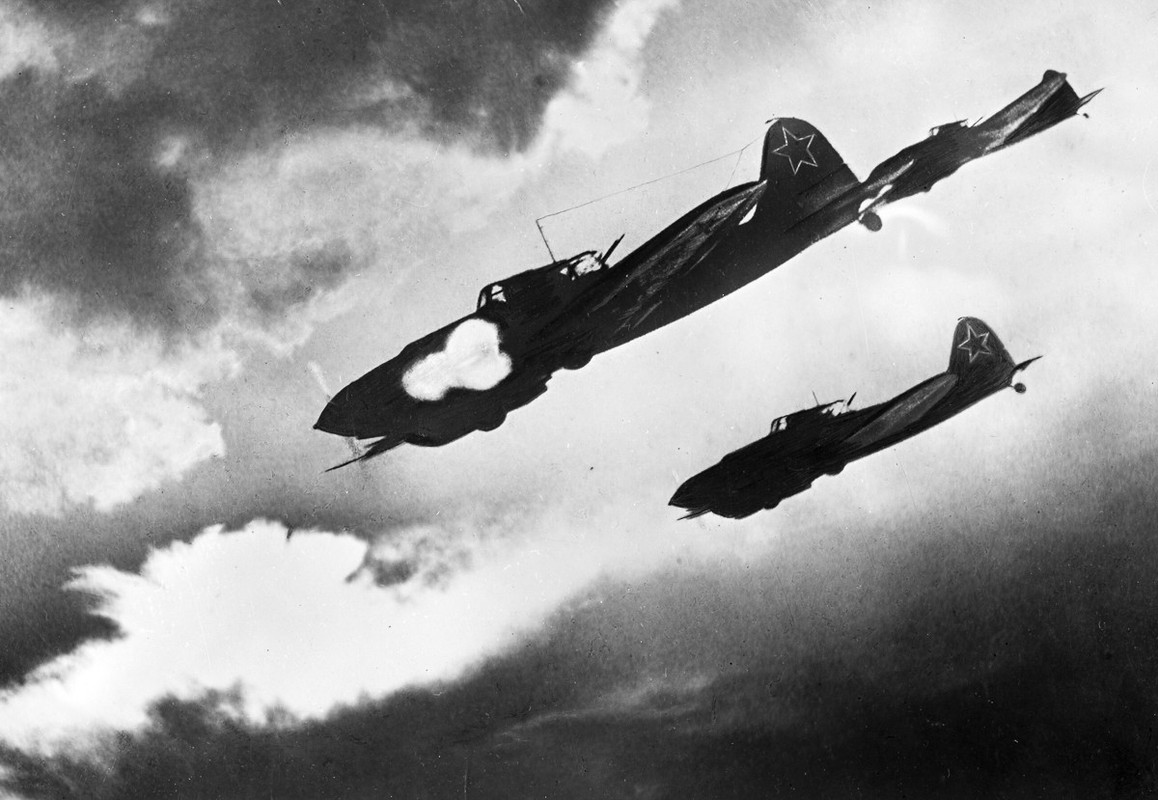 Pilotos soviéticos en aviones Il-2 atacan al enemigo