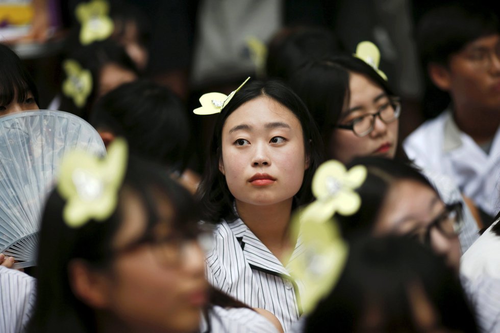 Jóvenes estudis se aantedornan con horquillas en forma de mariposa durante la manifestación frente a la embajada de Japón en Seúl el pasado miércoles 22 de julio de 2015, pocos días antes de la conmemoración del 70 aniversario de la II Guerra Mundial
