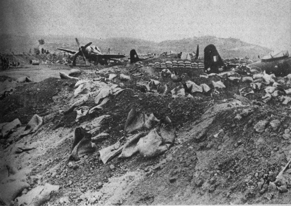 Aviones F8F Bearcat del GC Grupo de Caza I 22 Saintonge, destruidos por el fuego artillero del Viêt-minh, en el campo atrincherado de Diên Biên Phu. Fecha 18-03-54