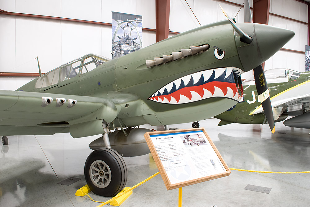 Curtiss P-40E Kittyhawk IA Nº de Serie 15208 AK827 N40245 conservado en el Yanks Air Museum en Chino, California