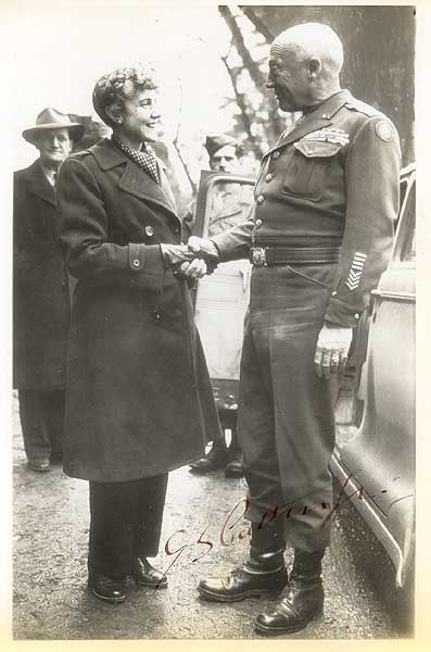 Patton con una dama durante su estancia en Inglaterra