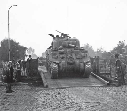 Sherman británico cruzando el Canal Wilhemina, el 19 de septiembre