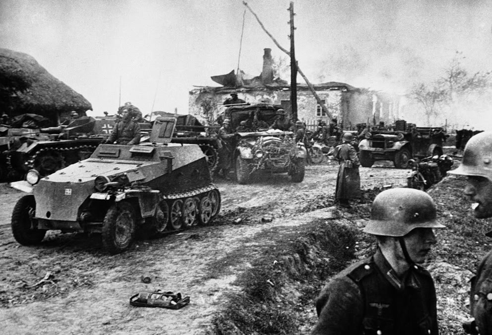 Tropas mecanizadas alemanas descansan en Stariza, Rusia el 21 de noviembre de 1941, recién evacuadas por los rusos, antes de continuar la lucha por Kiev. Los edificios destruidos en el fondo dan testimonio de la minuciosidad de la política rusa de tierra quemada