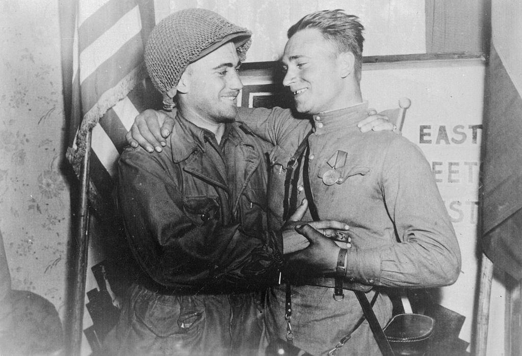 El teniente estadounidense William Robertson y el teniente soviético Alexandr Silvashko, tras reunirse en las orillas del río Elba, en la región central de Alemania y en un punto cercano a la ciudad de Torgau en el extremo noroeste de Sajonia