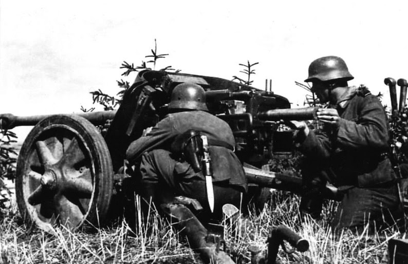 Soldados alemanes cargando un PaK 38