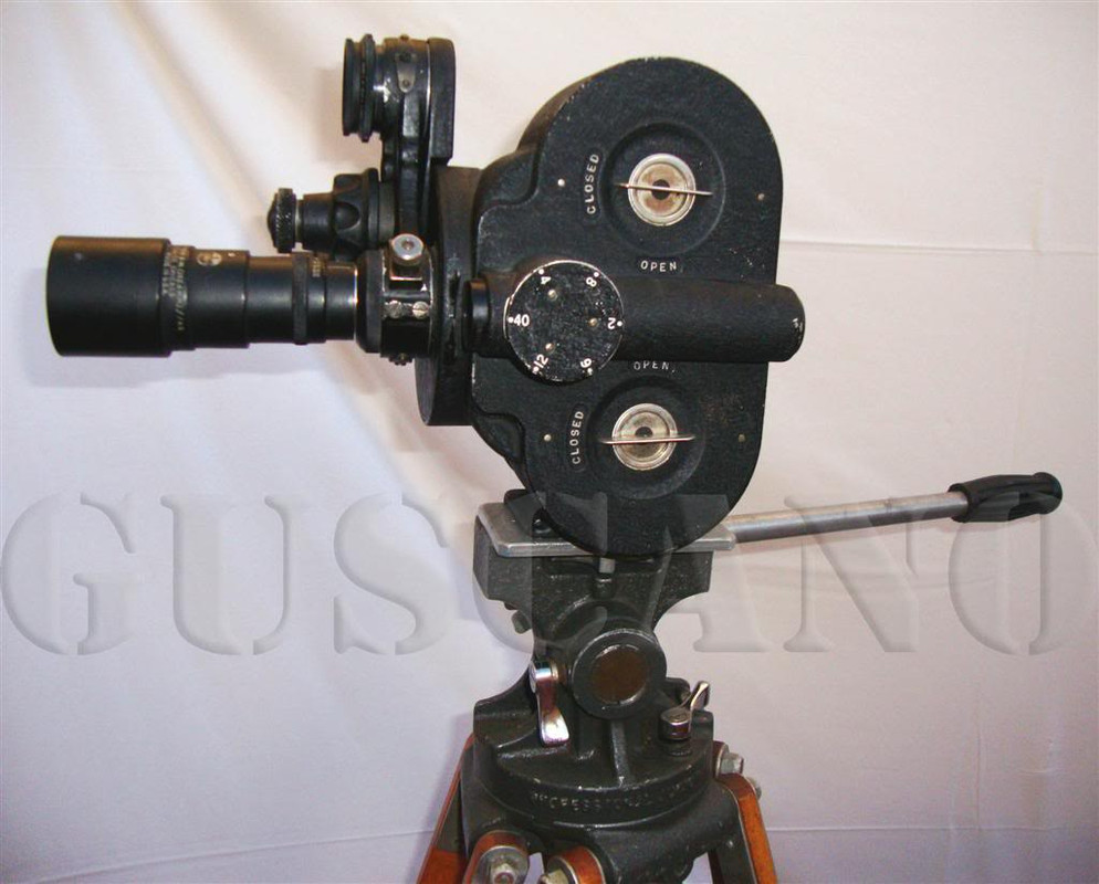 La Eyemo de 35 mm de la casa Bell Howell fue la cámara oficial de los camarógrafos de guerra estadounidenses durante la Segunda Guerra Mundial. Se calcula que con este modelo de cámara se filmó el 95 por ciento de las escenas de combate de dicha guerra. El modelo de la foto es el 71-Q, con una torreta de tres lentes. Colección del autor.