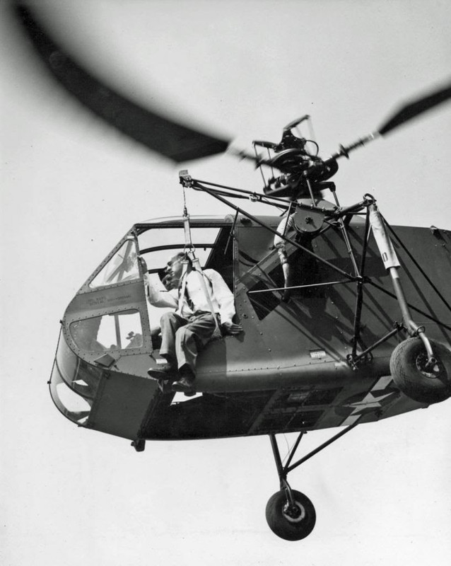 El Comandante Frank A. Erickson y el Doctor Igor Sikorsky en un Sikorsky R-4 Hoverfly